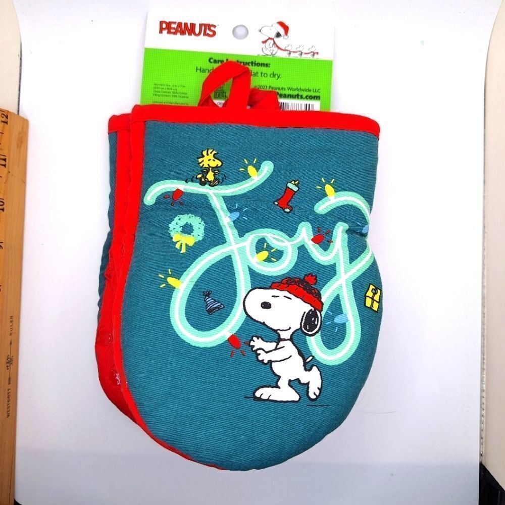 Peanuts Snoopy Christmas oven mitt set silicone mini mitts set of 2